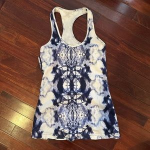 Lululemon tank size small (4?)